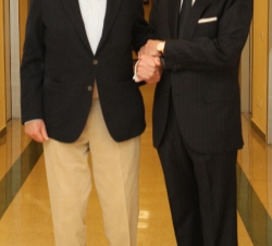 Su Majestad el Rey tras recibir el alta hospitalaria, junto al doctor Manuel de la Torre